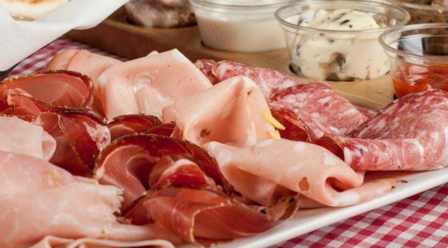 immagini di taglieri di salumi e formaggi