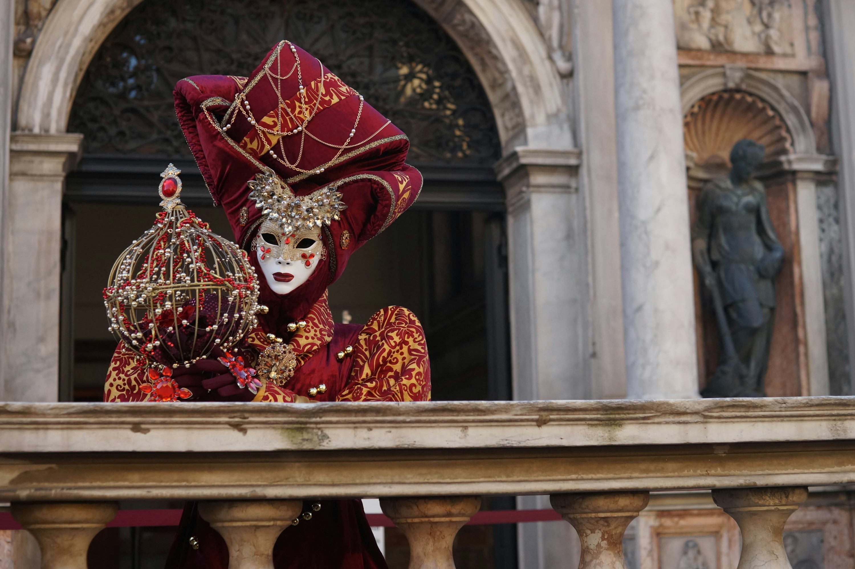 Un golden avatar con arco e frecce durante il Carnevale di Venezia